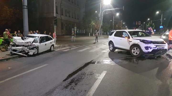 ACCIDENT VIOLENT în Capitală: Care este starea celor doi tineri care au fost răniți (VIDEO/FOTO)