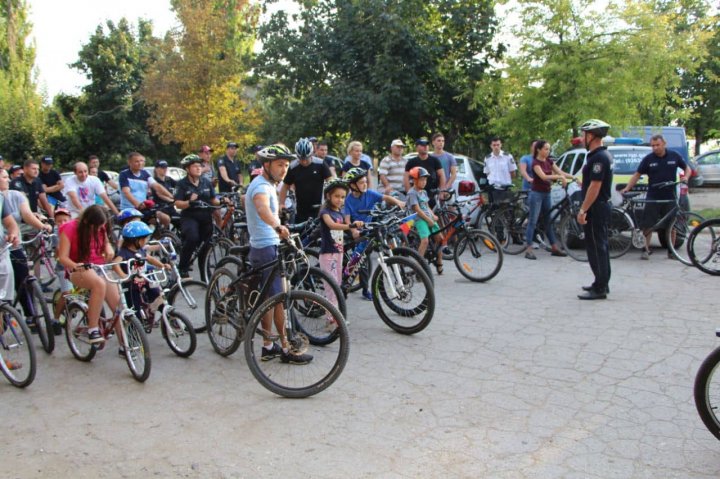 SĂRBĂTOARE PE BICICLETE. Poliţiştii din Leova şi Cantemir au parcurs 27 de kilometri de Ziua Independenței