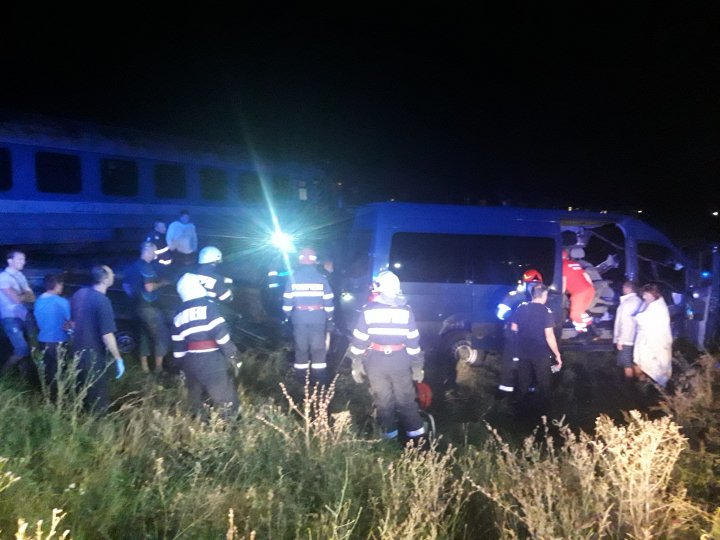 Un microbuz din Moldova, în care se aflau opt pasageri, lovit de tren în România. Două persoane rănite (FOTO)