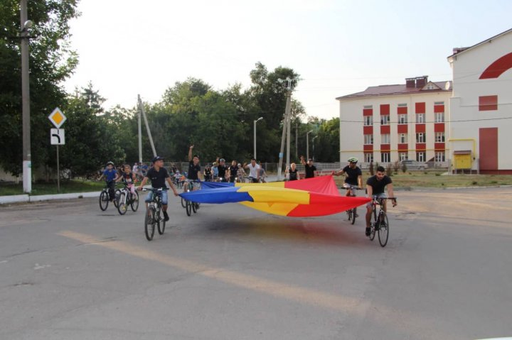 SĂRBĂTOARE PE BICICLETE. Poliţiştii din Leova şi Cantemir au parcurs 27 de kilometri de Ziua Independenței