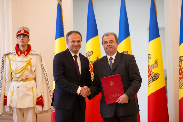 24 de personalităţi din ţară, DECORATE cu distincţiile parlamentului de ZIUA INDEPENDENŢEI Republicii Moldova (GALERIE FOTO)