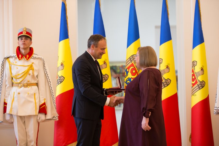 24 de personalităţi din ţară, DECORATE cu distincţiile parlamentului de ZIUA INDEPENDENŢEI Republicii Moldova (GALERIE FOTO)