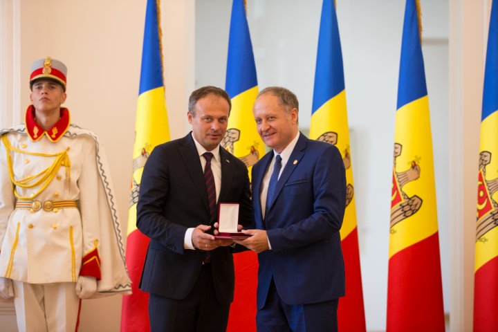 24 de personalităţi din ţară, DECORATE cu distincţiile parlamentului de ZIUA INDEPENDENŢEI Republicii Moldova (GALERIE FOTO)