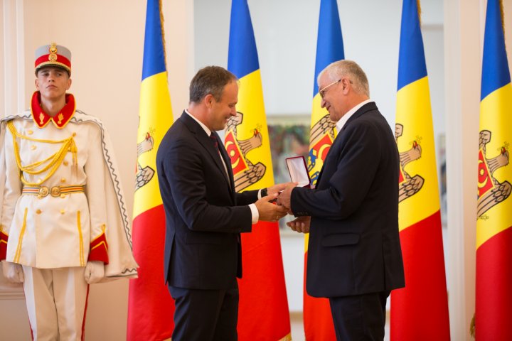 24 de personalităţi din ţară, DECORATE cu distincţiile parlamentului de ZIUA INDEPENDENŢEI Republicii Moldova (GALERIE FOTO)