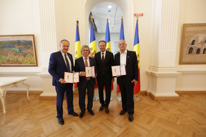 24 de personalităţi din ţară, DECORATE cu distincţiile parlamentului de ZIUA INDEPENDENŢEI Republicii Moldova (GALERIE FOTO)