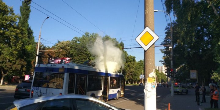 Un troleibuz a luat foc în plin trafic pe strada Alba Iulia din Capitală (GALERIE FOTO/VIDEO)