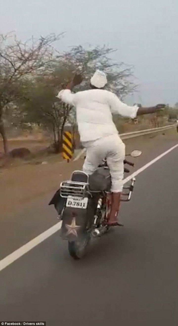 CURAJ IMPRESIONANT! Un bărbat din India a dansat pe motocicletă în timp ce conduce