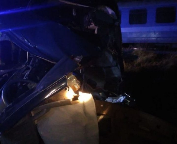 Un microbuz din Moldova, în care se aflau opt pasageri, lovit de tren în România. Două persoane rănite (FOTO)