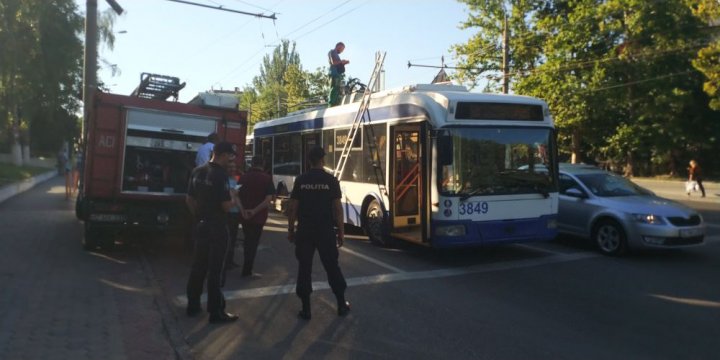 Un troleibuz a luat foc în plin trafic pe strada Alba Iulia din Capitală (GALERIE FOTO/VIDEO)