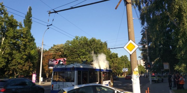 Un troleibuz a luat foc în plin trafic pe strada Alba Iulia din Capitală (GALERIE FOTO/VIDEO)