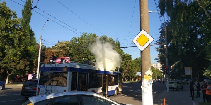 Un troleibuz a luat foc în plin trafic pe strada Alba Iulia din Capitală (GALERIE FOTO/VIDEO)