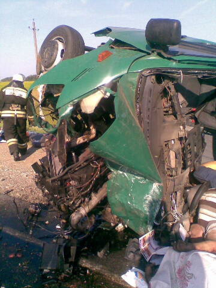 ACCIDENT GROAZNIC în regiunea Kaluga din Rusia. Șase moldoveni au murit după ce microbuzul în care se aflau s-a ciocnit frontal cu o mașină (FOTO/VIDEO)