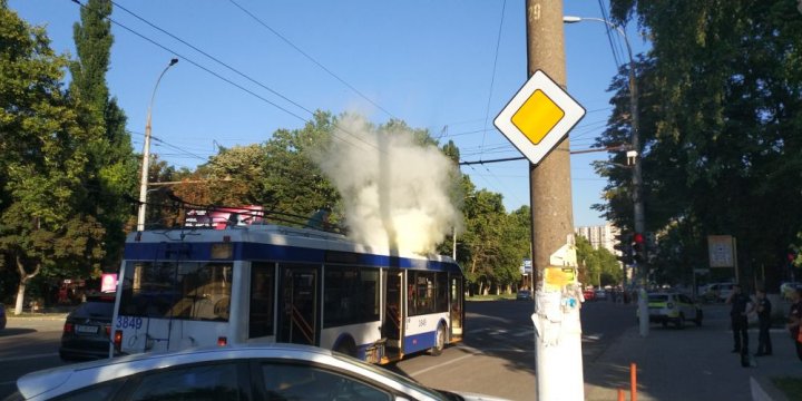 Un troleibuz a luat foc în plin trafic pe strada Alba Iulia din Capitală (GALERIE FOTO/VIDEO)