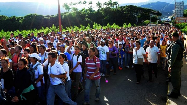 Exodul din Venezuela, în imagini tulburătoare la graniţa cu Columbia. Preşedintele chilian face apel la ajutor din partea tuturor ţărilor (VIDEO)