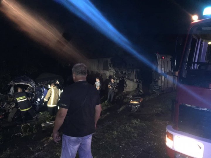 IMAGINI DRAMATICE. Trei MORŢI și 13 RĂNIŢI într-un ACCIDENT TERIBIL la Ștefan Vodă