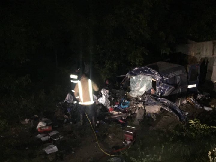 IMAGINI DRAMATICE. Trei MORŢI și 13 RĂNIŢI într-un ACCIDENT TERIBIL la Ștefan Vodă