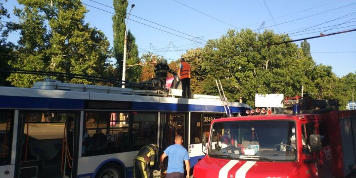 Un troleibuz a luat foc în plin trafic pe strada Alba Iulia din Capitală (GALERIE FOTO/VIDEO)