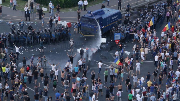 PROTESTUL DE LA BUCUREŞTI: Parchetul militar anchetează Jandarmeria. A deschis dosar penal cu privire la intervenția în forță a jandarmilor