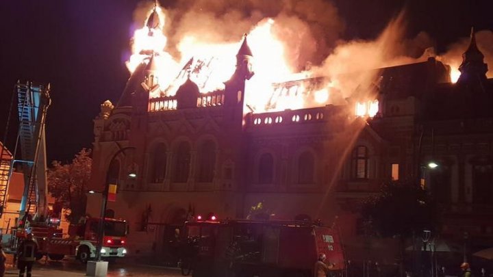 INCENDIU DEVASTATOR la Oradea! Sediul Episcopiei Greco-Catolice, curprins de flăcări uriașe (VIDEO)