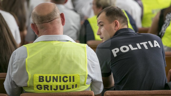 BUNICII, DE VEGHE LA ZEBRE! Vârstnicii vor avea grijă de siguranţa copiilor în preajma şcolilor (FOTOREPORT)