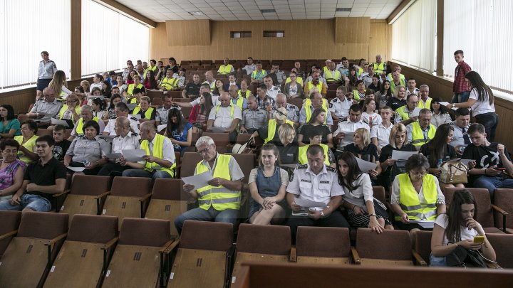 BUNICII, DE VEGHE LA ZEBRE! Vârstnicii vor avea grijă de siguranţa copiilor în preajma şcolilor (FOTOREPORT)