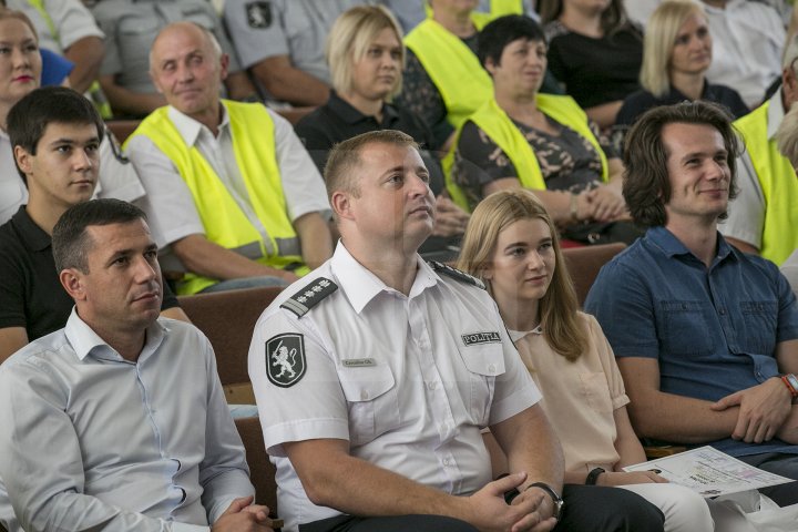 BUNICII, DE VEGHE LA ZEBRE! Vârstnicii vor avea grijă de siguranţa copiilor în preajma şcolilor (FOTOREPORT)