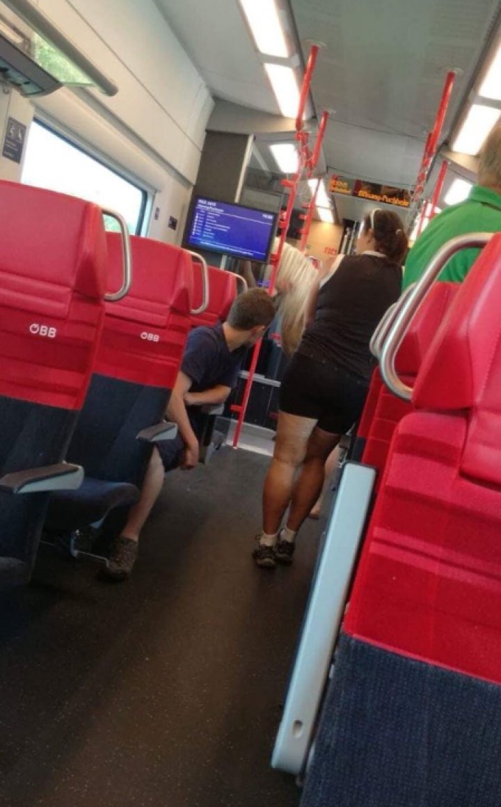 Pasagerii, ULUIŢI! Momentul în care un bărbat urcă cu o iapă într-un tren (FOTO)