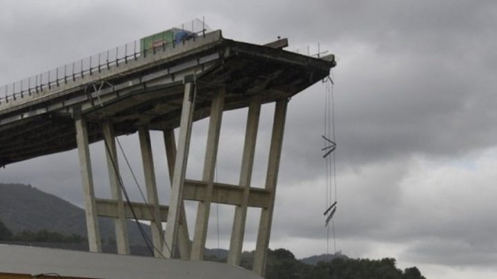 Viaductul autostrăzii A10 din Genova s-a prăbușit. Mai multe mașini au căzut de pe pod. 35 persoane, decedate (FOTO)