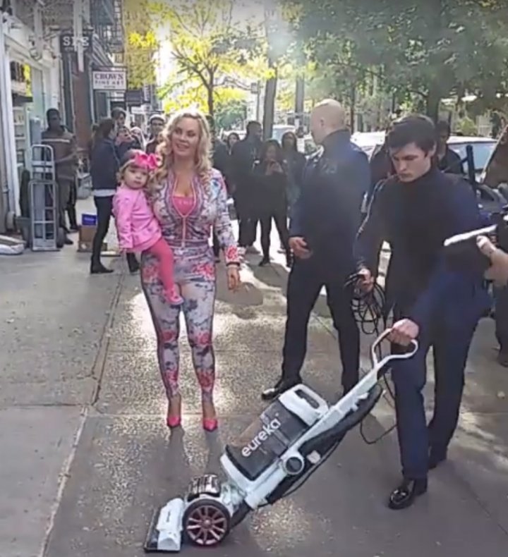 VIRAL PE INTERNET! Coco Austin, soția rapperului Ice-T a angajat un muncitor pentru a curăți drumul pe care merge (VIDEO)