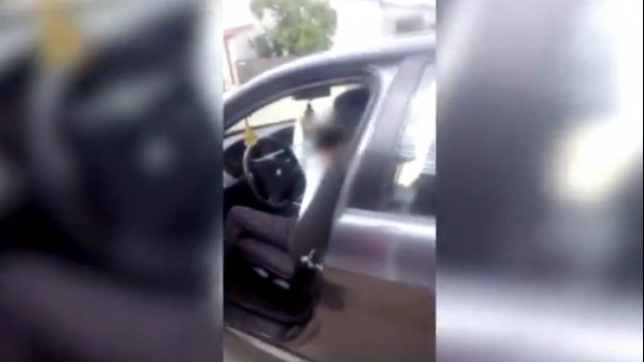 A uitat de vârstă și de lege. Un copil de 10 ani, filmat în timp ce conducea o mașină (VIDEO)