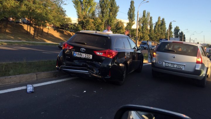 ATENŢIE ŞOFERI! Trafic îngreunat pe Viaduct din cauza unui accident rutier (FOTO)