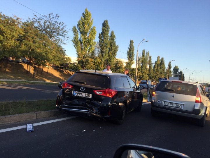 ATENŢIE ŞOFERI! Trafic îngreunat pe Viaduct din cauza unui accident rutier (FOTO)