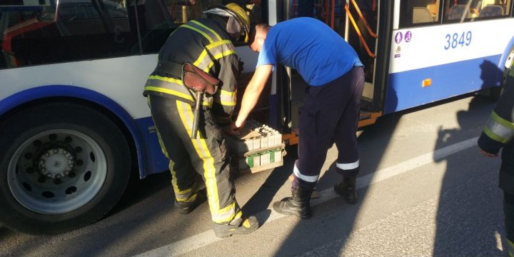 Un troleibuz a luat foc în plin trafic pe strada Alba Iulia din Capitală (GALERIE FOTO/VIDEO)