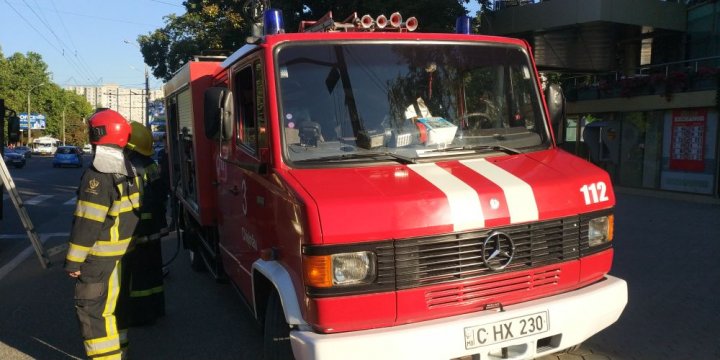 Un troleibuz a luat foc în plin trafic pe strada Alba Iulia din Capitală (GALERIE FOTO/VIDEO)