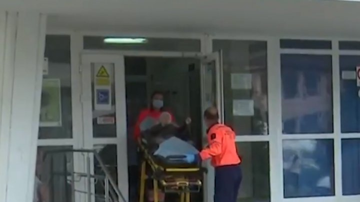 A adormit la volan şi a lovit o familie. Şofer moldovean, cercetat pentru un GRAV accident rutier 