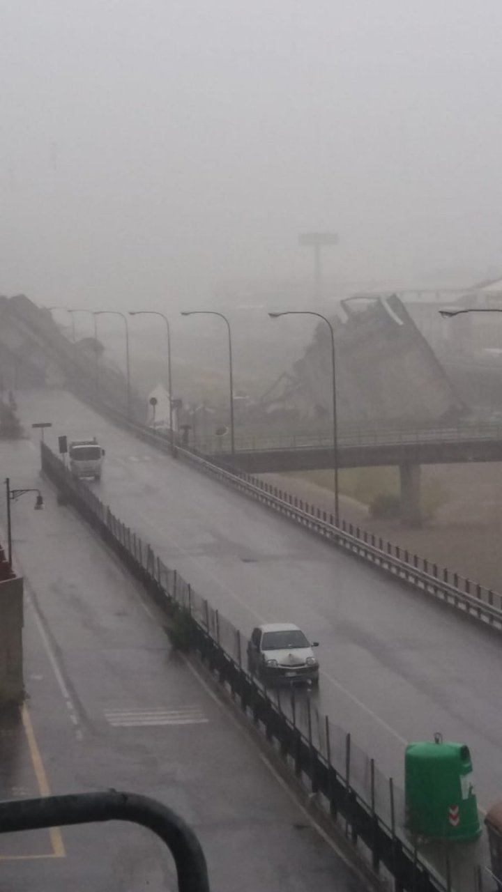 Viaductul autostrăzii A10 din Genova s-a prăbușit. Mai multe mașini au căzut de pe pod. 35 persoane, decedate (FOTO)
