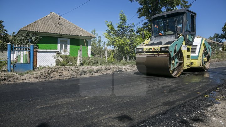 Proiectul Drumuri bune a ajuns la Edineţ. Au fost renovate străzile din 28 de localităţi (FOTOREPORT)