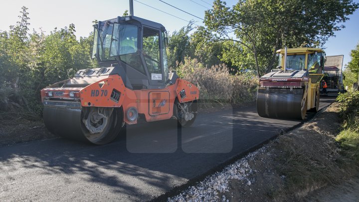 Drum nou la Mereşeni. Locuitorii satului abia aşteaptă să renunţe la cizmele de cauciuc (FOTOREPORT)