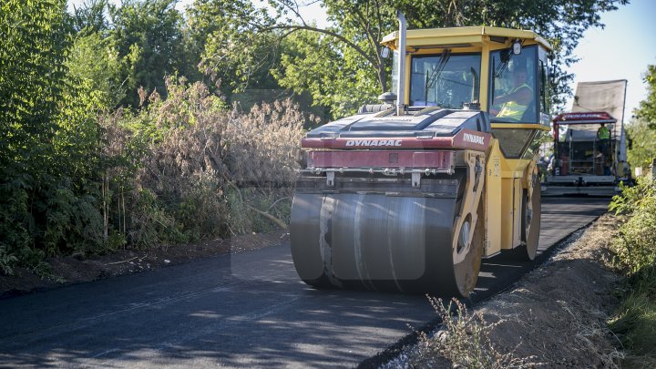 Drum nou la Mereşeni. Locuitorii satului abia aşteaptă să renunţe la cizmele de cauciuc (FOTOREPORT)