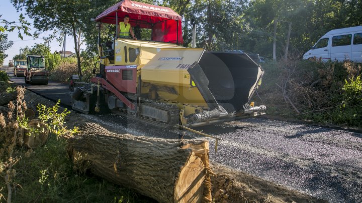 Drum nou la Mereşeni. Locuitorii satului abia aşteaptă să renunţe la cizmele de cauciuc (FOTOREPORT)