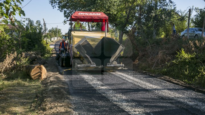 Drum nou la Mereşeni. Locuitorii satului abia aşteaptă să renunţe la cizmele de cauciuc (FOTOREPORT)