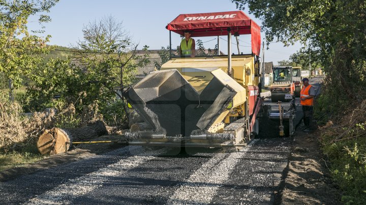 Drum nou la Mereşeni. Locuitorii satului abia aşteaptă să renunţe la cizmele de cauciuc (FOTOREPORT)