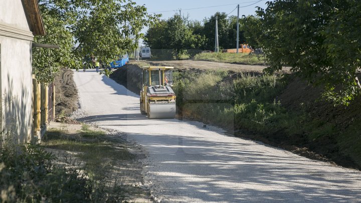 Drum nou la Mereşeni. Locuitorii satului abia aşteaptă să renunţe la cizmele de cauciuc (FOTOREPORT)