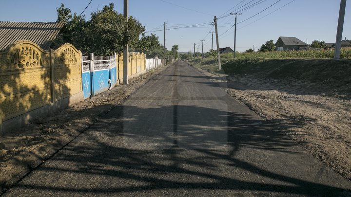 Drum nou la Mereşeni. Locuitorii satului abia aşteaptă să renunţe la cizmele de cauciuc (FOTOREPORT)