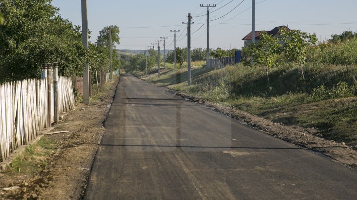 Drum nou la Mereşeni. Locuitorii satului abia aşteaptă să renunţe la cizmele de cauciuc (FOTOREPORT)