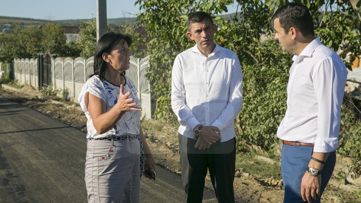 Drum nou la Mereşeni. Locuitorii satului abia aşteaptă să renunţe la cizmele de cauciuc (FOTOREPORT)