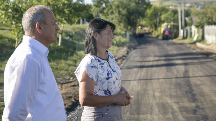 Drum nou la Mereşeni. Locuitorii satului abia aşteaptă să renunţe la cizmele de cauciuc (FOTOREPORT)