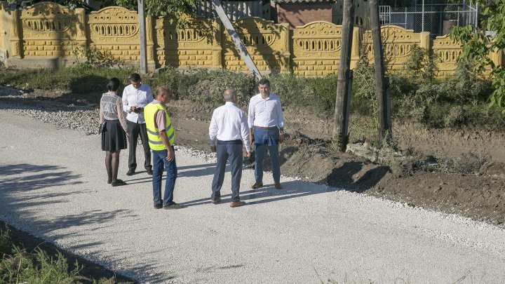 Drum nou la Mereşeni. Locuitorii satului abia aşteaptă să renunţe la cizmele de cauciuc (FOTOREPORT)