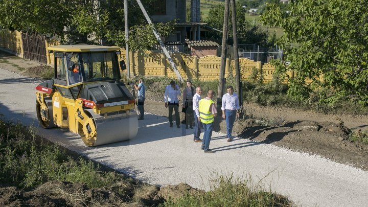 Drum nou la Mereşeni. Locuitorii satului abia aşteaptă să renunţe la cizmele de cauciuc (FOTOREPORT)