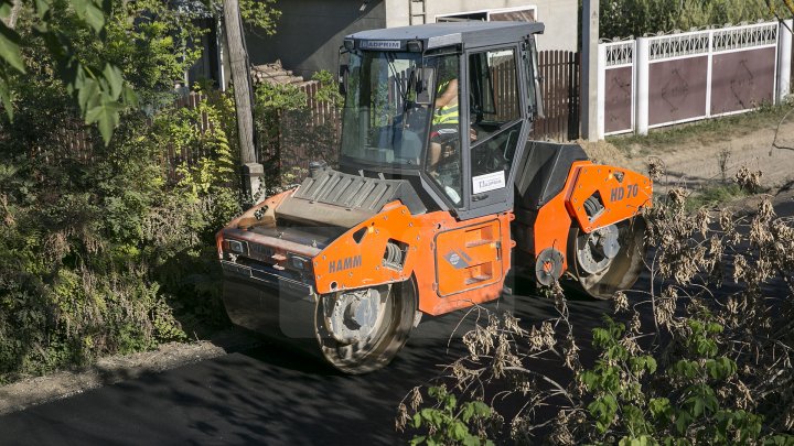 Drum nou la Mereşeni. Locuitorii satului abia aşteaptă să renunţe la cizmele de cauciuc (FOTOREPORT)